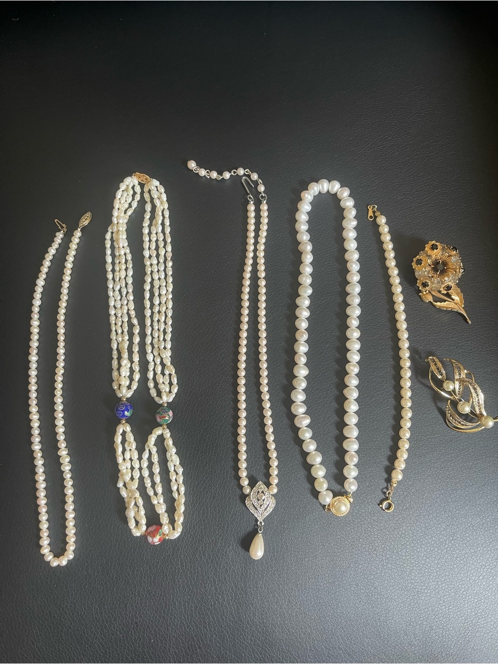 4 Classic Women's Imitation Pearl Jewelry, 1 bracelet and 2 brooches. Not gold